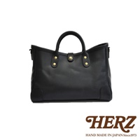 黑色職人手作皮革大容量托特包 T-146，包身線條簡潔，配有雙提把與金色金屬扣，材質為光滑皮革，質感佳。