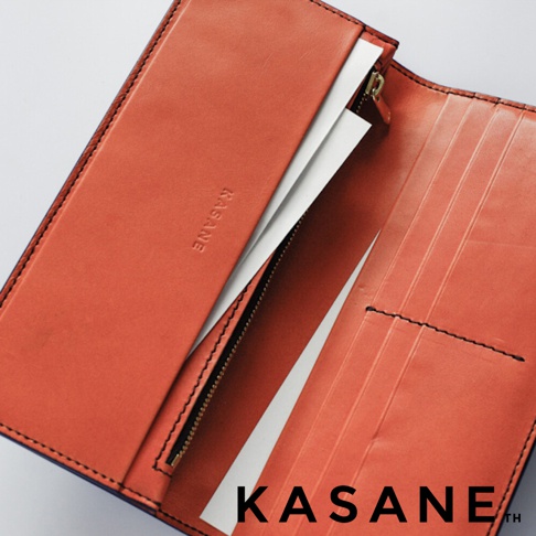 北海道KASANE品牌午夜藍Rugato皮革長夾，內層橘棕色植鞣牛皮，展示內部多格卡夾與拉鍊零錢袋