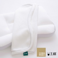 白色網格紋天絲 TENCEL 枕套覆蓋在白色枕頭上，枕頭具有符合人體工學的曲線設計，枕套邊緣有細緻的滾邊，整體呈現簡約乾淨的視覺效果。