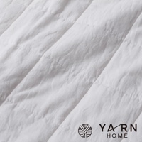 白色格紋浴巾，材質為脫脂棉混紗，表面有縫線格紋，質地柔軟。