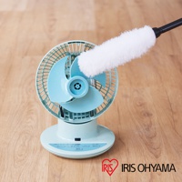 淺藍色 PCF-SC15T 空氣循環扇，帶有可調節角度的扇葉，底座上設有操作按鈕，一個白色毛絨清潔工具正伸入風扇網罩清潔。