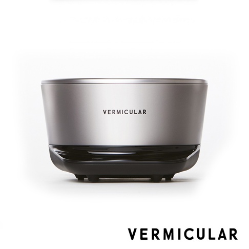 銀灰色 Vermicular mini IH 電子鑄鐵鍋，配有黑色底座，鍋身蝕刻品牌標誌，整體設計簡約現代。