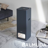 The Pure 空氣清淨機，深灰色，簡約長方體設計，頂部有圓形風扇，側面有提把，底部有長方形的發光區域，置於大理石紋地板上。