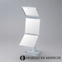 銀色金屬材質的 NAPURE 桌上型三折化妝鏡，鏡面可展開成三塊，立於簡約的方形底座上，鏡面與支架皆為光滑表面，整體呈現俐落的現代設計。