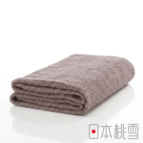 一條折疊整齊的灰褐色日本桃雪精梳棉飯店浴巾，置於純白色背景上，展現出厚實且柔軟的毛巾質感，右下角標註有日本桃雪品牌識別字樣。