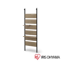 頂天立地木質收納架，採用淺木紋面板搭配黑色金屬支架，設有兩層層板及四個掛鉤，可調整高度以適應不同空間。