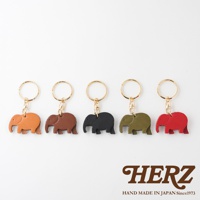 五個皮革大象造型鑰匙圈，顏色分別為：橘色、咖啡色、黑色、軍綠色、紅色。每個鑰匙圈都附有金色鑰匙環。