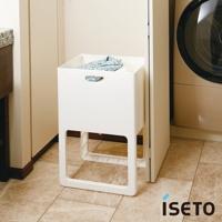 白色塑膠折疊高腳置物籃，籃內有淺藍色印花布料，底部有四個支腳，支腳之間有加固結構。