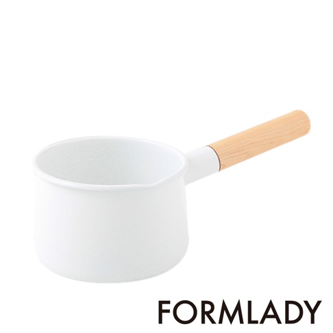 一個白色琺瑯材質的單柄牛奶鍋，鍋身圓潤，鍋緣處有方便傾倒的導流口，搭配木質手柄，整體風格簡潔。