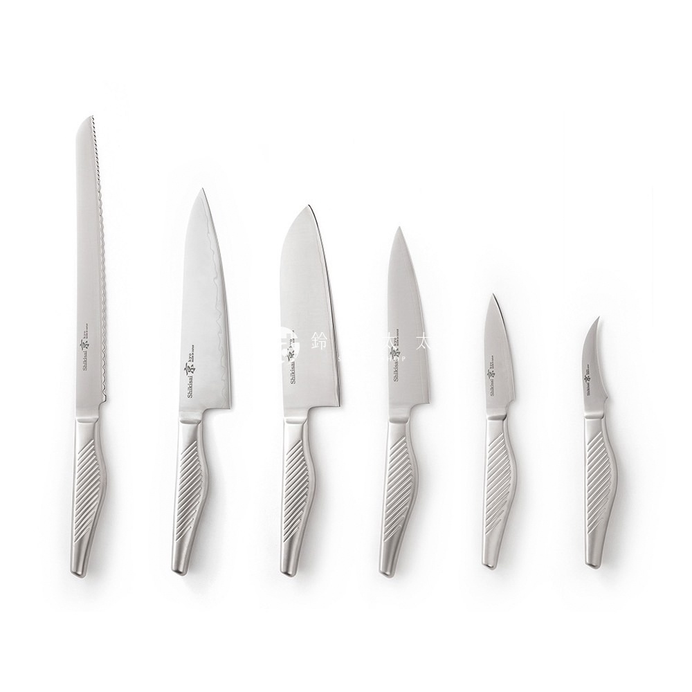 六把銀色不鏽鋼刀具，包括一把帶鋸齒刀刃的長刀，以及五把不同尺寸的平滑刀刃刀具，刀柄均有斜紋設計。