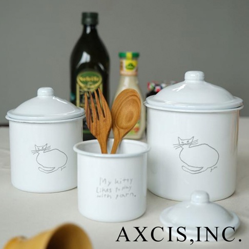 CAT&DOG 琺瑯儲物罐三入組，純白色琺瑯材質，罐身印有簡約貓咪圖案及英文文字，其中一個罐子內有木製叉子和湯匙。