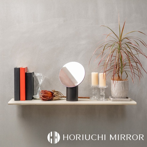 NAPURE 桌上型可調節化妝圓鏡，擁有黑色圓柱形底座，鏡面為圓形，整體呈現簡約現代風格。