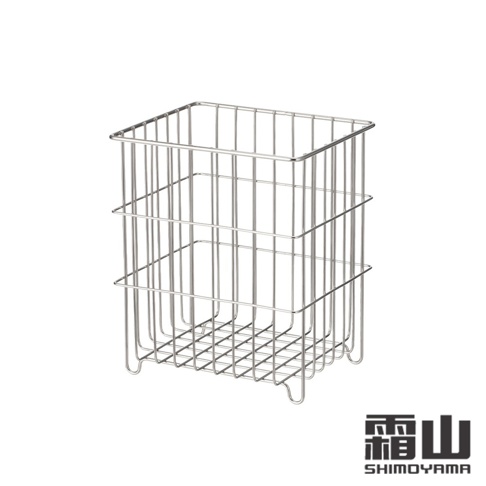 復古風304不鏽鋼置物收納籃，小款，銀色，網格設計，有兩個橫向支架，底部有四個腳。