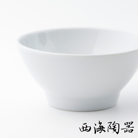 一隻純白色的陶瓷飯碗，碗身呈現簡約的弧線設計，底部有微微的階梯狀結構，碗內無任何裝飾，背景為純白色。