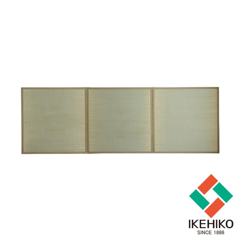 淺綠色藺草編織而成的三折疊榻榻米地墊，邊緣為木質框架，整體呈現簡約風格。