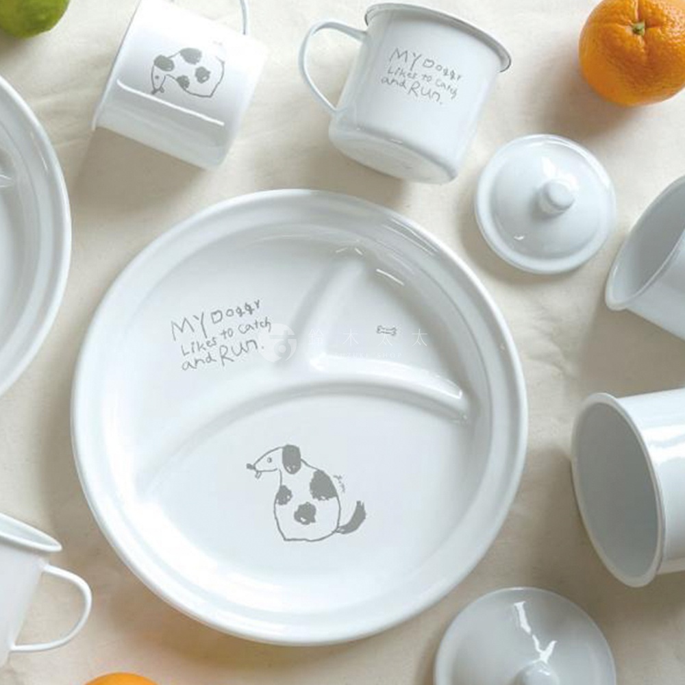 CAT&DOG 琺瑯分隔餐盤，白色琺瑯材質，中央印有手繪風格的狗圖案與英文文字「MY Doggy Likes to catch and Run.」，餐盤分為三個分隔區。