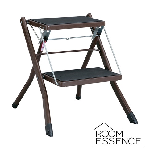 一組棕色金屬材質、兩層階梯的折疊式樓梯椅，設有黑色防滑踏板。