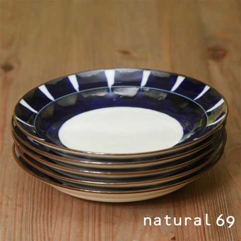 一疊六個焦吳須圓盤，每個直徑六吋。盤子以藍色和白色為主要色調，盤緣飾有放射狀的藍色線條，盤身內側為白色。