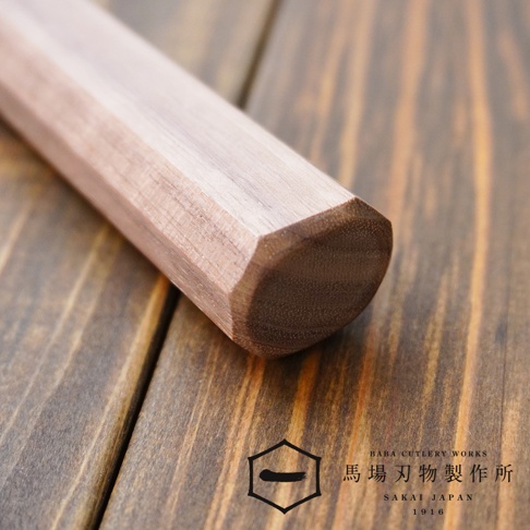 [景清] Chromax鋼水果刀的胡桃木刀柄，八角形設計，展現自然的木紋與溫潤質感。