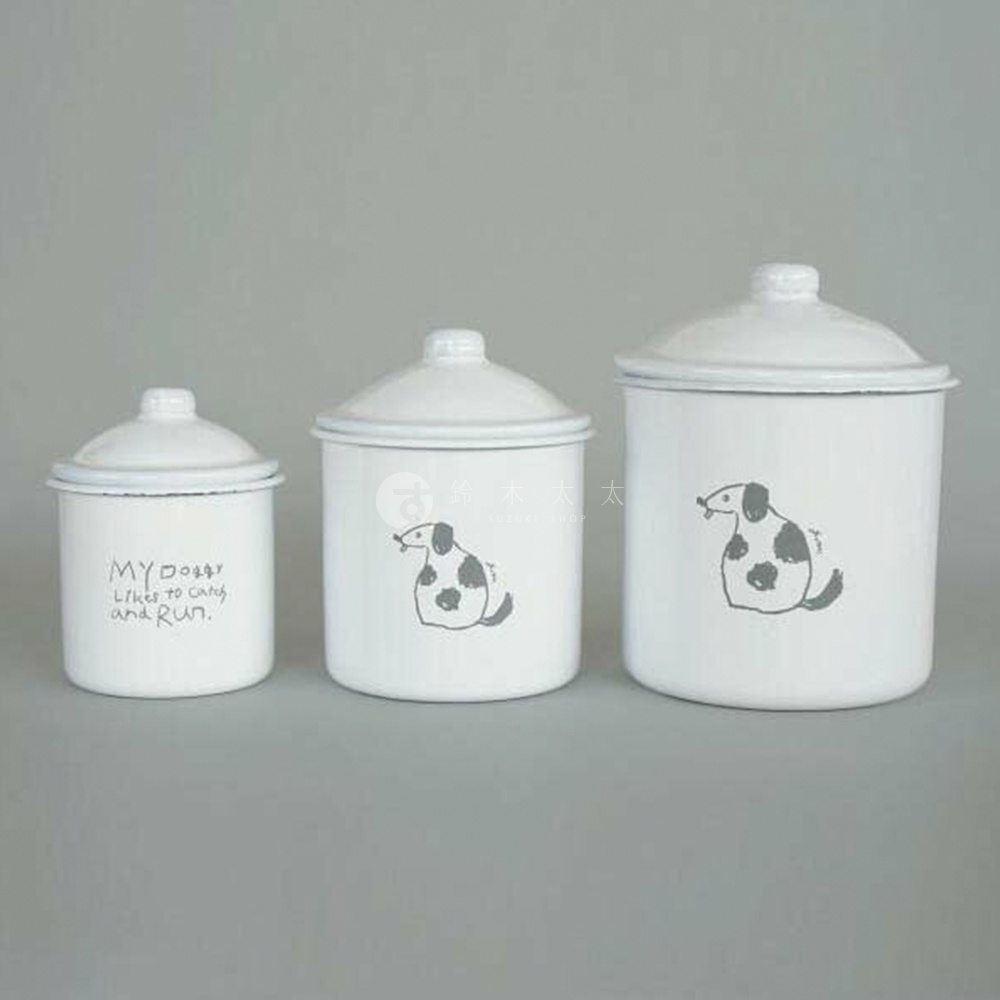 三件白色琺瑯儲物罐，分別印有不同尺寸的灰色手繪小狗圖案。其中最小的罐子印有英文文字「MY DOGGY likes to catch and Run.」。