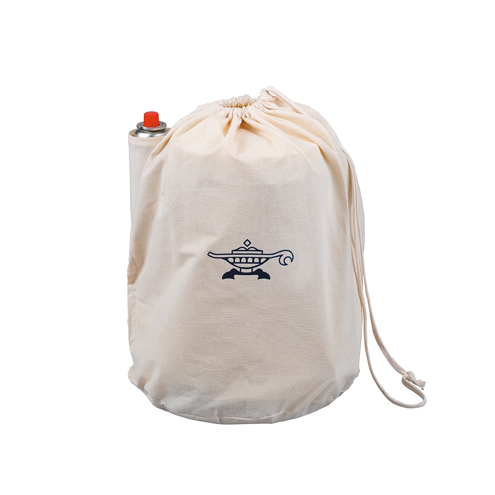 卡式瓦斯暖爐收納袋，米白色帆布材質，束口設計，袋身印有藍色阿拉丁神燈圖案，頂部露出一個噴嘴為紅色的瓦斯罐。