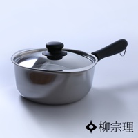 亮面不鏽鋼單手鍋，鍋身圓潤，配有透明玻璃鍋蓋及黑色防滑手柄，鍋柄末端有掛環。