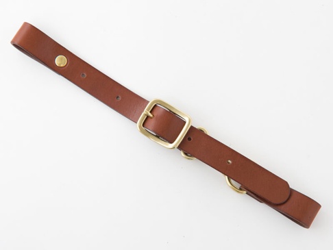 職人手作皮革背包用胸前扣帶，寬3cm，採用棕色皮革，配有黃銅色方形扣環、金屬D型環和固定扣。