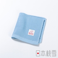 淡藍色大人風紗布方巾，材質為紗布，質地柔軟，帶有品牌標籤，標籤上有「Made in Japan」字樣及山形圖案，整體呈現簡約的日系風格。