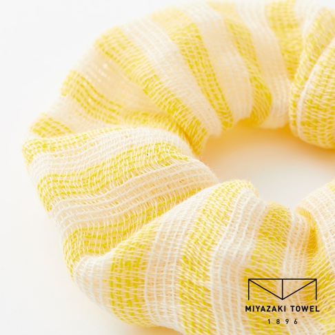 今治有機匹馬棉雙色彈力髮圈，採用黃白色條紋設計，材質柔軟，具有彈性。