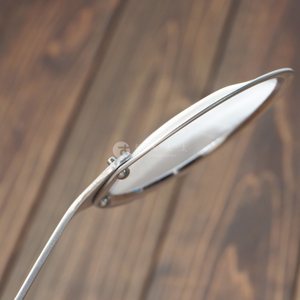 不鏽鋼萬用撈泡勺，勺網為細密濾網，邊緣有細緻的紋路，勺柄為金屬拋光材質，整體呈現銀色。