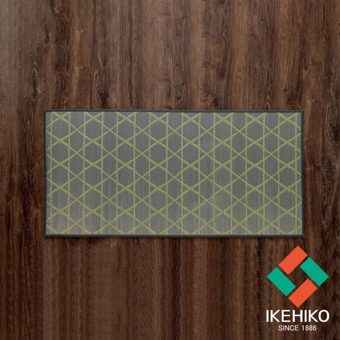 淺灰色榻榻米廚房地墊，織有綠色線條構成的幾何圖案，尺寸為60x150公分，鋪設在仿木紋地板上。