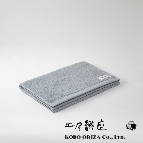 SALA 今治高密度耐洗超細纖維毛巾，淺灰色，柔軟蓬鬆，帶有品牌標籤。
