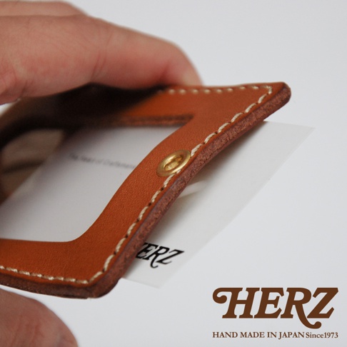 職人手作皮革直式證件識別夾，採用棕褐色皮革，縫線清晰，配有金色銅釦，可插入卡片。