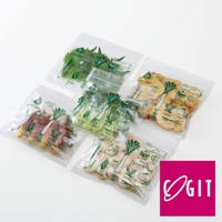 五個透明密封保鮮袋，袋上印有綠色蔬菜圖案，分別裝有紫蘇葉、薑、蔥、蒜頭、以及乾燥香菇片等食材。