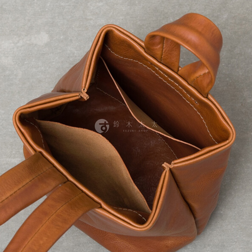 棕色皮革單柄手提包，展示內部隔層與車縫細節。