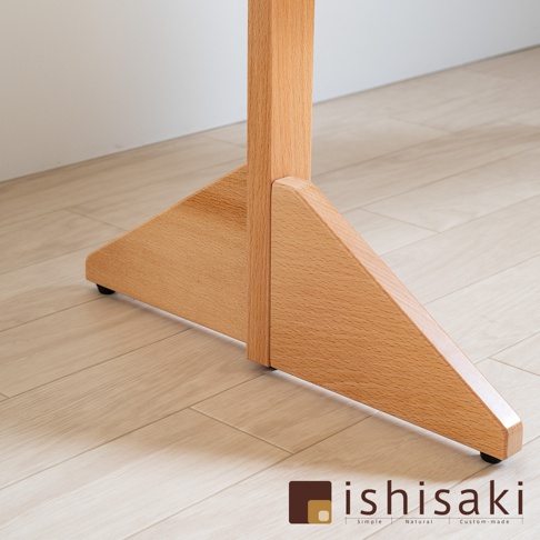 木質兒童多功能繪畫白板的支架，採用淺木色天然木材，底部為穩固的三角底座，配有兩個黑色小腳墊。