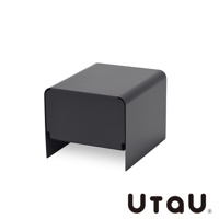 黑色簡約抽屜式收納櫃，採用金屬材質，邊緣圓潤，前方設有抽屜，櫃體下方有兩個向外延伸的腳，整體呈現簡潔俐落的設計風格。