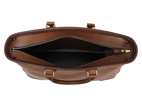 職人手作皮革兩用商務托特包 (T-7)，展現溫潤的棕色調，採用真皮材質，頂部拉鍊設計，金色拉鍊頭精緻，雙提把結構堅固，展現經典的商務風格。