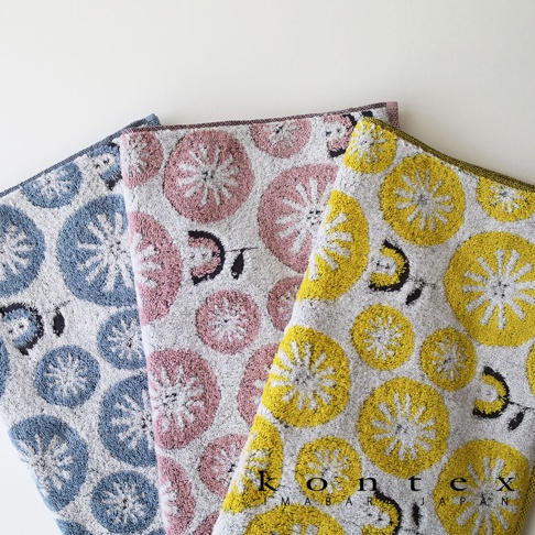 Kontex 品牌有三種顏色、帶有銀離子抗菌花卉圖案的毛巾，以淺藍色、粉紅色和黃色呈現。
