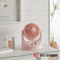 粉紅色IRIS OHYAMA PCF-MKM15 空氣循環扇，有可調節角度的圓形風扇頭，底座設有轉鈕，整體為光滑塑膠材質。