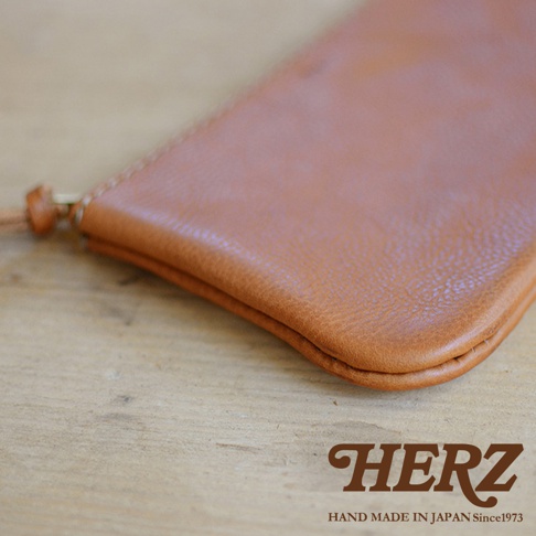 職人手作皮革Organ拉鍊式小物收納袋，焦糖色皮革，圓潤邊角，附有細繩拉頭。