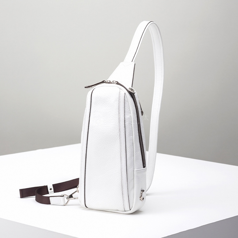 JETTER 隨身側背包 CJTE-021，白色荔枝紋皮革材質，配有深棕色織帶與銀色金屬扣環，側邊設有拉鍊口袋。