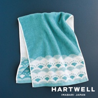 一條水藍色毛巾，帶有傳統日式扇形紋樣和波浪邊飾，材質為柔軟的棉織品。