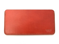 職人手作皮革紙鈔專用收納夾 (WL-91)，採用紅色皮革製成，邊緣以棕色縫線手工縫製，質感細緻，右下角壓有「HERZ MADE IN JAPAN」品牌標誌。