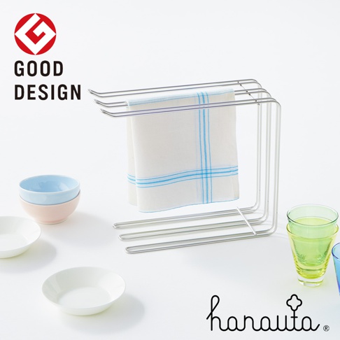 不鏽鋼三桿抹布架，掛有藍白格紋抹布，旁邊擺放著粉藍色、粉紅色碗疊，白色盤子及綠色、藍色玻璃杯。