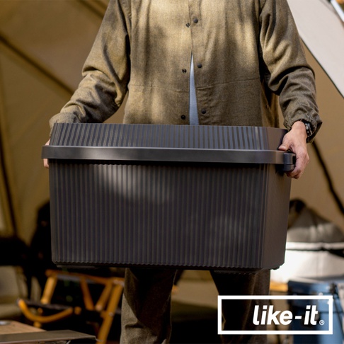 深灰色可疊式波浪紋收納箱，附有黑色提把，箱體和盒蓋皆有垂直線條紋路，為塑膠材質。