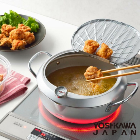 味樂亭天婦羅油炸鍋，銀色不鏽鋼鍋身，配備玻璃鍋蓋、溫度計及濾網架，鍋內有油炸雞塊，由筷子夾起，旁邊另有裝有炸雞的盤子。