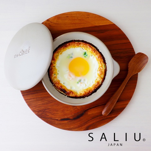 The chef 多功能耐熱陶製圓鍋 mini 搭配白色圓形鍋蓋，鍋內裝有烘烤的雞蛋，周圍有烤過的起司和蔥花。產品置於木製圓盤上，旁邊放有一支木湯匙。