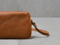 職人手作皮革Organ輕巧拉鍊單肩包，採用柔軟的棕褐色皮革製成，設有金屬拉鍊和可拆卸的皮革提帶。