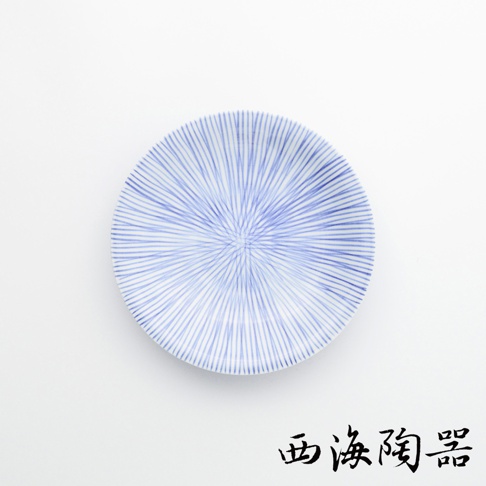 一個圓形白色陶瓷點心碟，碟面佈滿放射狀的藍色十草紋。